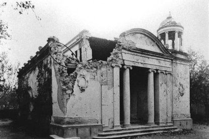 Nens a les portes de la biblioteca de les Borges.