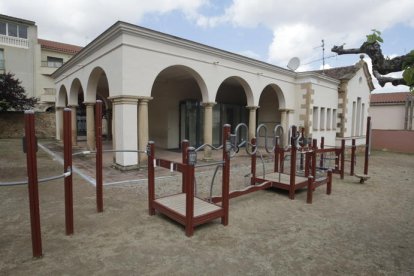 Nens a les portes de la biblioteca de les Borges.