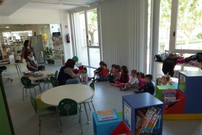 Nens a les portes de la biblioteca de les Borges.