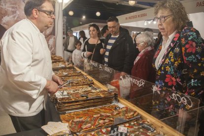Centenars de persones van sortir ahir al carrer per veure la 31a Trobada de Gegants i Capgrossos.