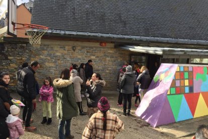 Un raig d’aigua va impedir la propagació del gas abocat (a terra, la fumarada davant l’aigua) pel camió cremat (a la dreta).