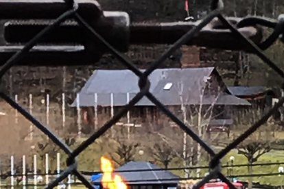 Un raig d’aigua va impedir la propagació del gas abocat (a terra, la fumarada davant l’aigua) pel camió cremat (a la dreta).