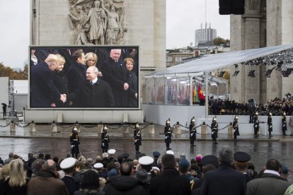 Macron, Merkel, Trump y otros líderes en la ceremonia en recuerdo del armisticio. El presidente de EEUU no participó en el Foro por la Paz.