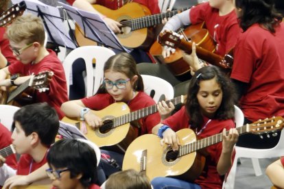 La pista del pavelló d’esports Barris Nord de Lleida es va transformar en un auditori per a un recital de 800 guitarristes.