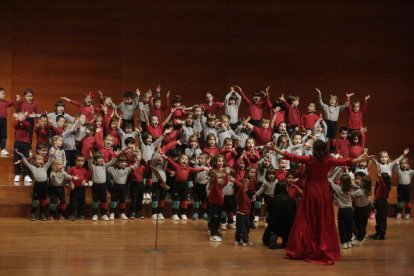 Manualidades y libros solidarios en el Pràctiques II - Los alumnos del colegio Pràctiques II de Lleida instalaron ayer una parada en la que vendieron manualidades confeccionadas en el aula, así como libros, juguetes y material educativo. Decen ...