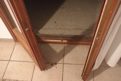 Els assaltants van forçar la porta del balcó per entrar i es van emportar una furgoneta (dreta).