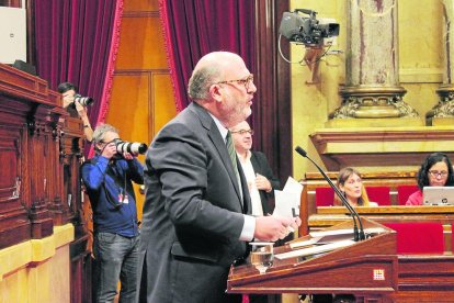 Inés Arrimadas, ahir al Parlament, mentre sostenia el cartell amb el 155 inscrit.