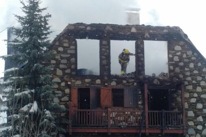 Vista de la casa afectada ahir al matí per un incendi al carrer Aiguamolls de Salardú.