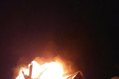 Vista de la casa afectada ahir al matí per un incendi al carrer Aiguamolls de Salardú.