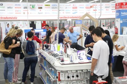 Els ciutadans van omplir ahir l’Eix però els comerciants no van fer gaires vendes.