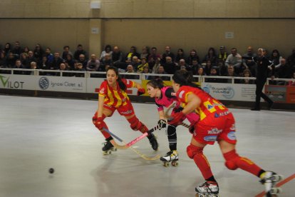 Marta Vieira, al centre, en una acció del partit disputat ahir entre el Vila-sana i el líder de la competició, el Manlleu.