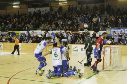 Els jugadors del Llista van celebrar amb l’afició el pas a quarts de final.