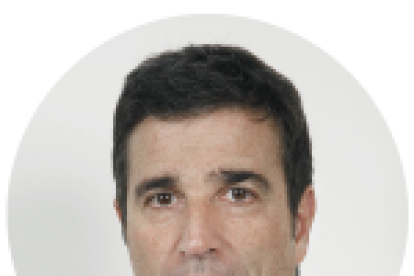 Imatge captada ahir a l’Eix Comercial, abarrotat de visitants en plenes rebaixes i on cada vegada s’utilitzen més els nous sistemes de pagament electrònics.