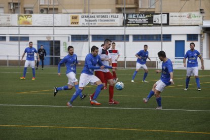 Los jugadores del Alcarràs celebran el gol del empate conseguido por Lorenzo.