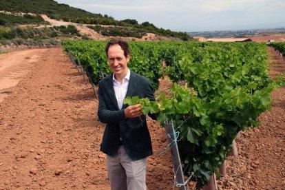 Miquel Torres, quinta generación de la familia, junto a parte de las 200 hectáreas de vid de la finca.