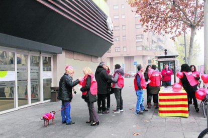 Miembros de CCOO informando a los ciudadanos de la campaña.
