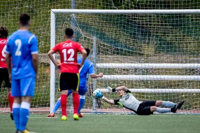 Un jugador del Balaguer inenta superar un rival del Vista Alegre, ahir durant el partit.