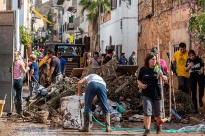 Voluntaris mallorquins donant un cop de mà en l’extracció de llot a la localitat afectada, ahir.