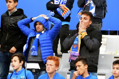 Jugadors del Lleida, capcots a la conclusió del partit, en què no van poder passar de l’empat davant del Sabadell.