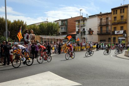 Esteladas y lazos amarillos recibieron a la Vuelta en Ponts.
