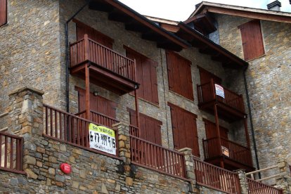 Pisos inacabats vora el nucli d’Espui, al costat del cartell de Fadesa, adquirits amb el projecte el 2006.