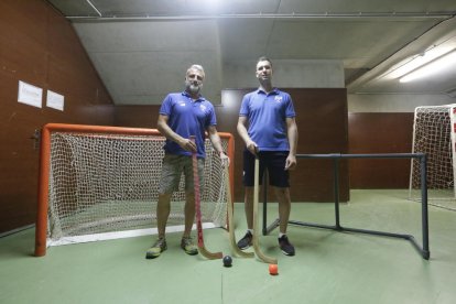 Isidre Brufau, impulsor de la idea, y Marc Soler, coordinador de la base, con el material que se usará.