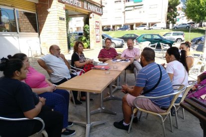 Los concejales de ERC, ayer con vecinos del barrio de la Mariola.