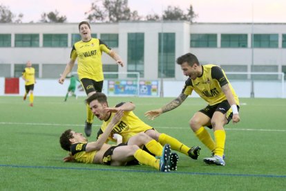 Un jugador del Balaguer se lanza a por el balón ante la presencia de varios jugadores del equipo local, el Tortosa.