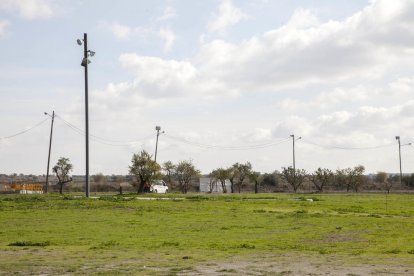 David Ramon, coordinador d’atletisme del club, mostra algunes de les pedres que hi ha al circuit.