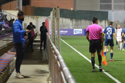 Torras intenta superar un jugador del Llagostera, en una acció del matx d’ahir.