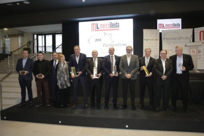 Foto de família dels guardonats als premis PronosPorc 2018, amb les autoritats.