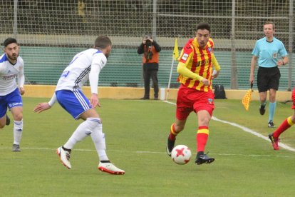 Los jugadores del Lleida celebran ante los seguidores azules que se desplazaron a Zaragoza, el gol que les daba la victoria ante el colista de la categoría.