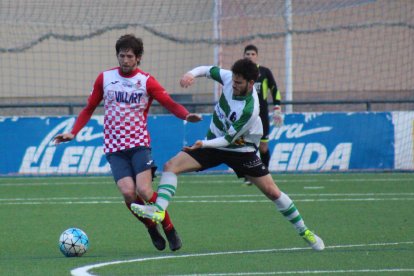El local Adrià, que controla la pilota a la imatge, va ser expulsat a la segona part.