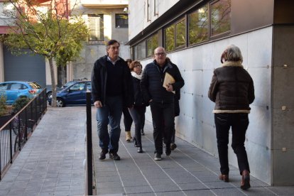 El delegado de Enseñanza, el director y docentes del Albert Vives, a su llegada a los juzgados.