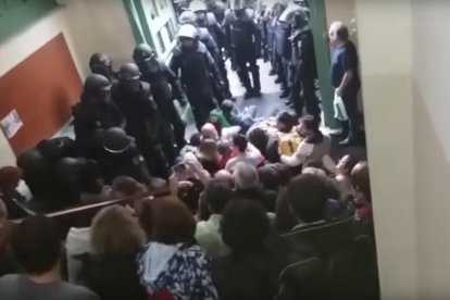 VÍDEO. Imatges inèdites de les càrregues policials l'1-O