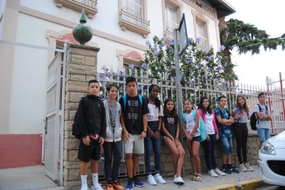 La Sílvia i els seus dos fills, a la recerca de material escolar.