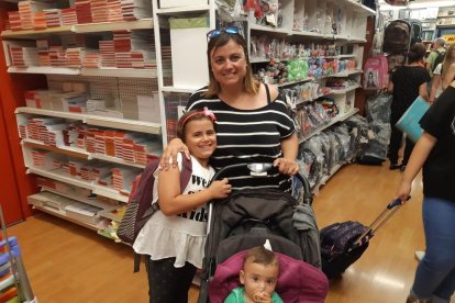La Sílvia i els seus dos fills, a la recerca de material escolar.