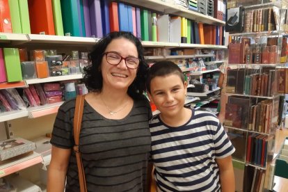 La Sílvia i els seus dos fills, a la recerca de material escolar.