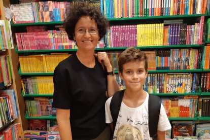 La Sílvia i els seus dos fills, a la recerca de material escolar.