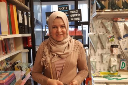 La Sílvia i els seus dos fills, a la recerca de material escolar.