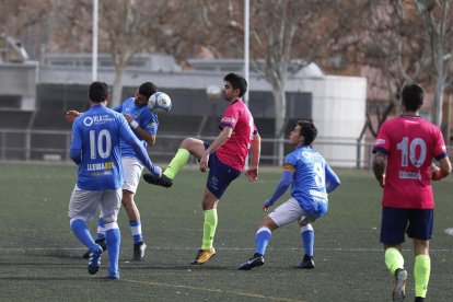 Joel Huertas porta la pilota perseguit per un jugador de l’Igualada, durant el partit d’ahir a Gardeny.