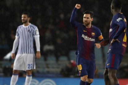 Luis Suárez, después de marcar el tercer gol del Barça, se dirige hacia el centro del campo con su compañero Jordi Alba.