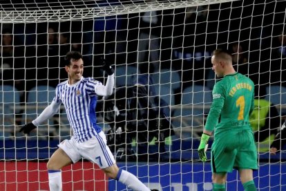 Luis Suárez, después de marcar el tercer gol del Barça, se dirige hacia el centro del campo con su compañero Jordi Alba.