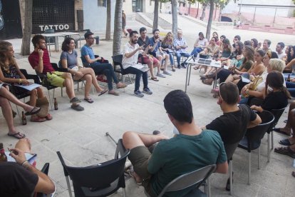 Familiars de difunts van mostrar el seu malestar per la proximitat dels actors i del públic als nínxols.