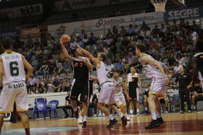 Ablaye Mbaye intenta superar Hartwich durant el partit d’ahir.