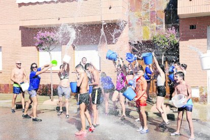 ‘Aiguada’ per a grans i petits a Sucs i jocs infantils al matí a Vilanova de l’Aguda, també de festa major.