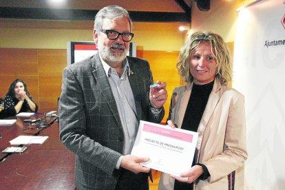 Fèlix Larrosa i Montse Mínguez mostren un ‘pen’ amb el pressupost del 2019 i el resum en paper.