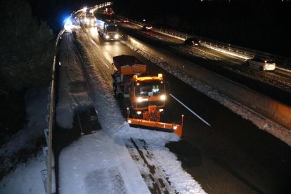 Imatge de la neu a les vies del tren de Sant Guim de Freixenet, ahir a la tarda.