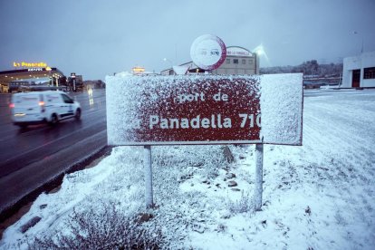 Imatge de la neu a les vies del tren de Sant Guim de Freixenet, ahir a la tarda.