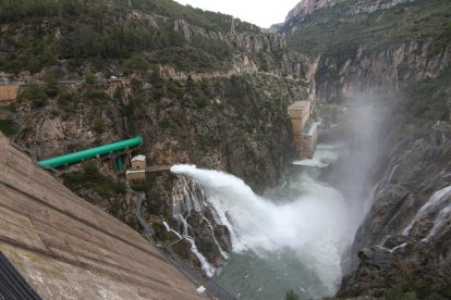 Imatge del pantà de Camarasa, que ahir continuava desembassant aigua i que es troba al 93% de la capacitat.